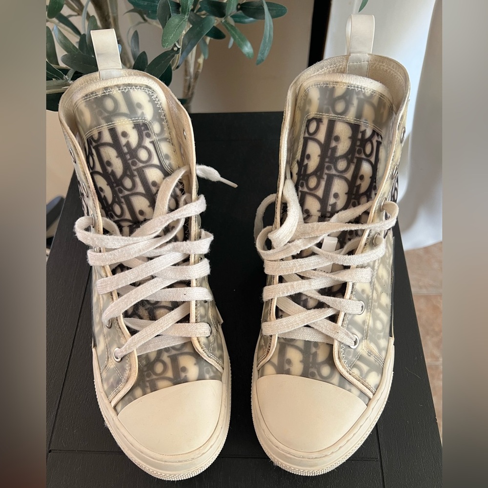Men’s B23 League High-Top Sneaker
White and Black Dior Oblique Canvas